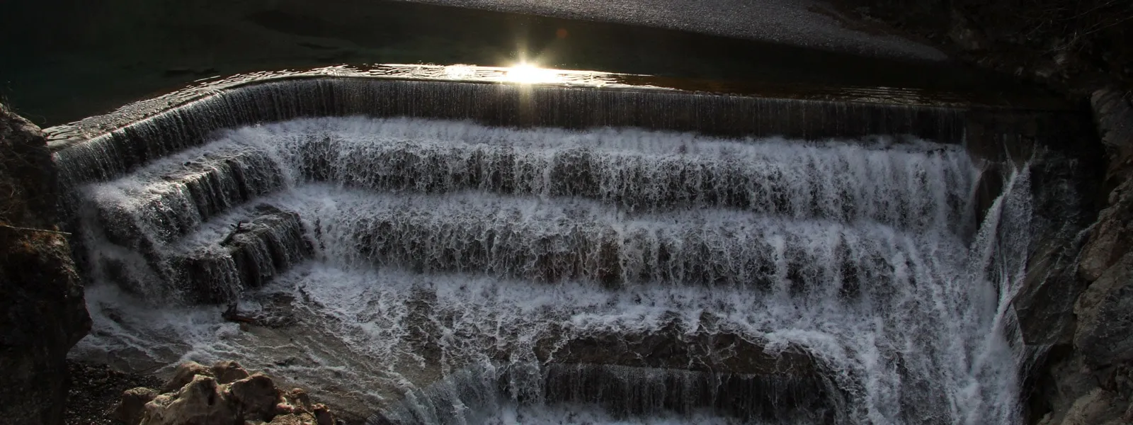 Wasserfall mit Steinstufen in den Allgäuer Bergen